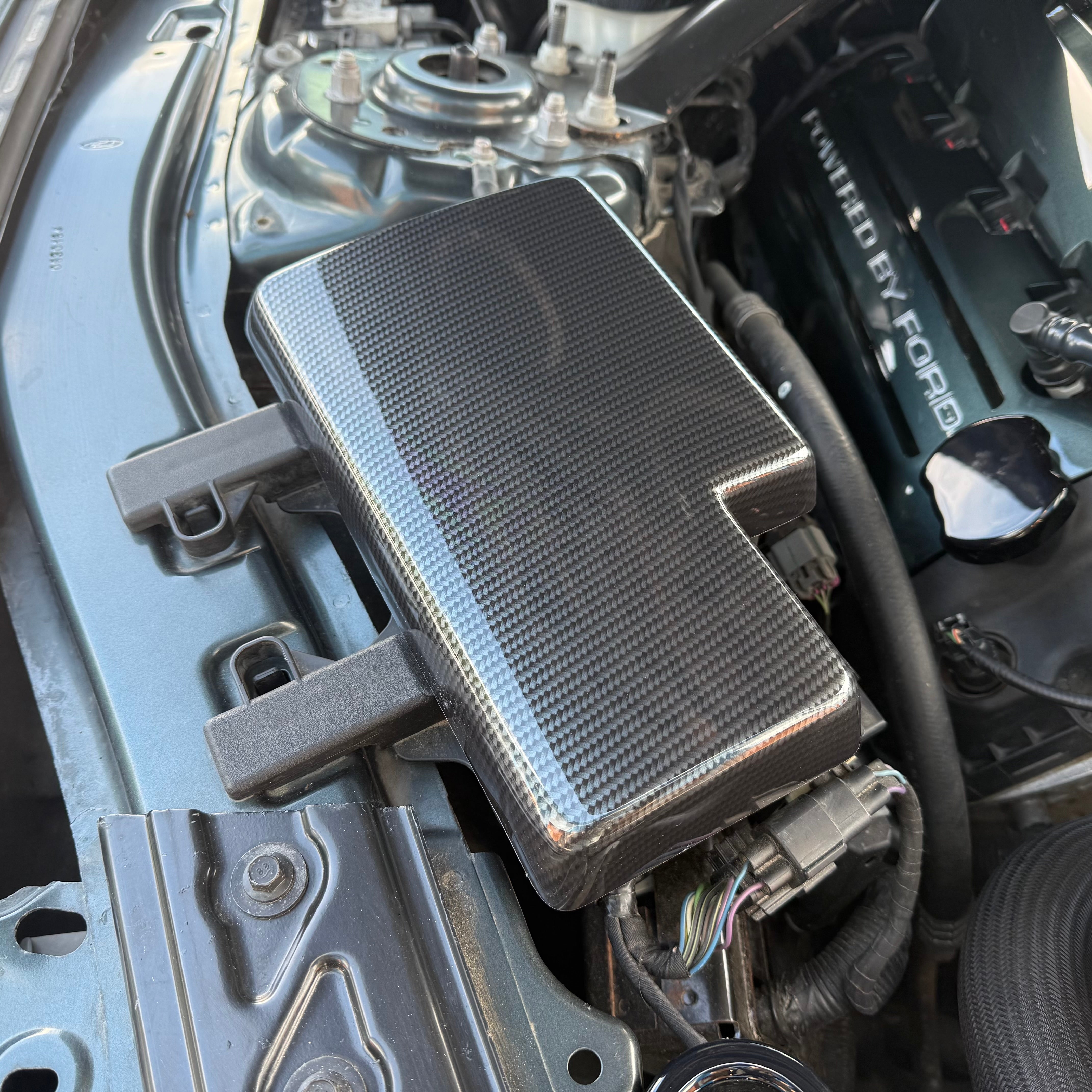 Proform Mustang (6th Generation) Fuse Box Cover - Deluxe Carbon Fibre Effect Plastic