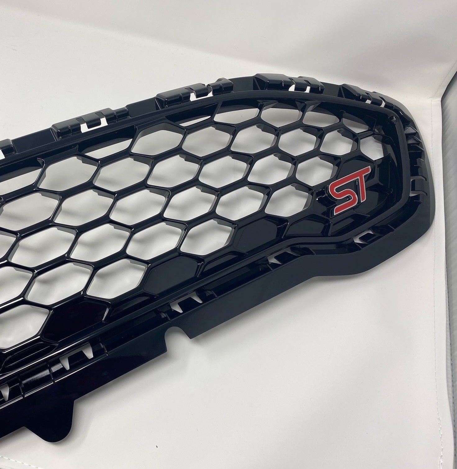 Front Radiator Grille - Genuine Ford Mk8 Fiesta ST (Painted)